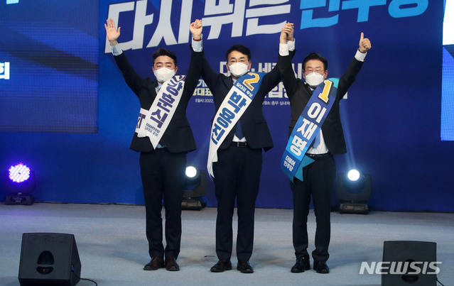 ▲ 더불어민주당 당대표 후보 이재명, 박용진, 강훈식 의원이 지난 14일 대전 중구 한밭종합운동장 충무체육관에서 열린 더불어민주당 제5차 정기전국대의원대회 대전·세종 당대표·최고위원 후보 합동연설회에서 손을 맞잡으며 인사하고 있다. ⓒ뉴시스