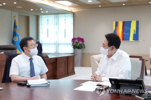 ▲ 윤석열 대통령이 16일 오전 서울 용산 대통령실 청사 집무실에서 윤수현 공정거래위원회 부위원장으로부터 부처 업무보고를 받고 있다. ⓒ연합뉴스