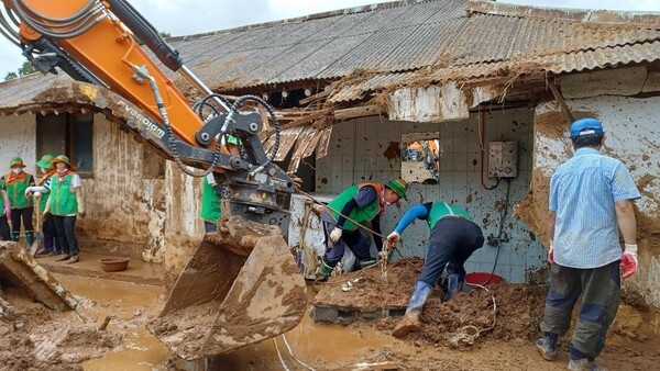▲ 충남 부여군 자율방재단원들이 16일 비 피해를 입은 곳에 중장비를 동원, 수재민 가정 침수 복구, 농작물 피해 복구, 도로 청소 등에 총력을 기울이고 있다.ⓒ부여군