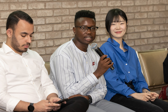 ▲ 레바논에서 재난구호활동 등 지역사회 활동가로 일하는 나딘 카울리(Nadine Khaouli, 가운데) ⓒ삼성전자