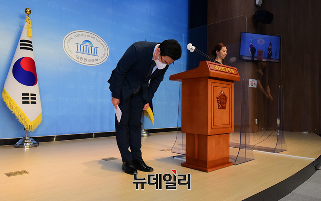 ▲ 김성원 국민의힘 의원이 지난 12일 오전 국회 소통관에서 기자회견을 갖고 수해 복구 자원봉사 현장에서 한 