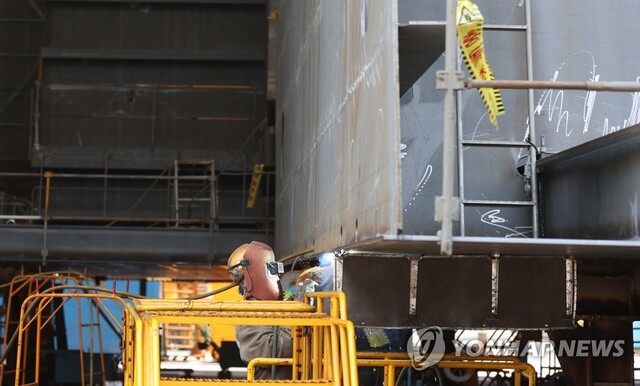 ▲ 대우조선해양 옥포조선소에서 작업자가 용접 작업을 하고 있다. ⓒ연합뉴스