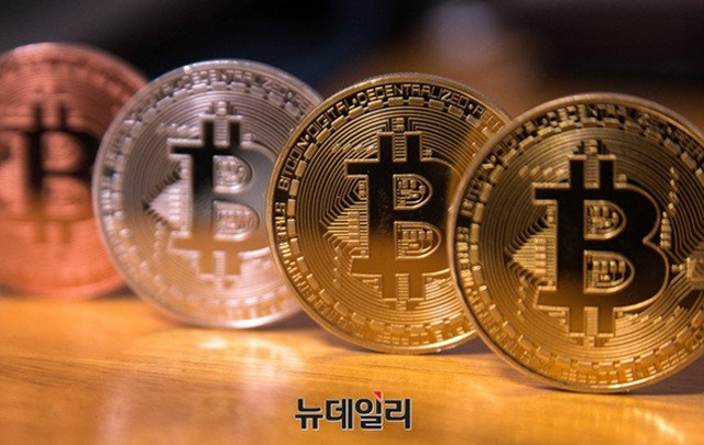 ▲ 암호화폐 '비트코인' 상징물. ⓒ정상윤 기자