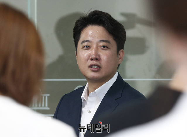 ▲ 이준석 국민의힘 대표가 지난 13일 오후 국회 소통관에서 기자회견을 열고 취재진의 질의에 답하고 있다. ⓒ정상윤 기자