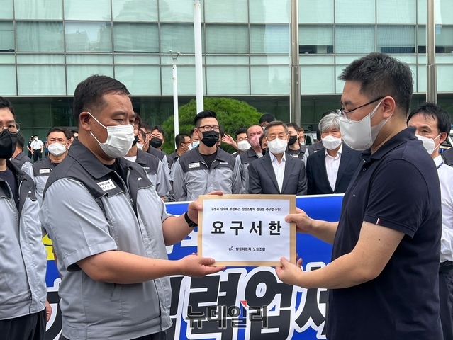 ▲ 노조 측은 지연이자 탕감, 원금 출자전환 등의 내용이 담긴 요구안을 산업은행 측에 전달했다 ⓒ정원일 기자