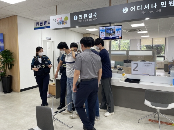 ▲ 충주시는 충주경찰서와 합동으로 악성 민원인 모의훈련을 실시했다.ⓒ충주시