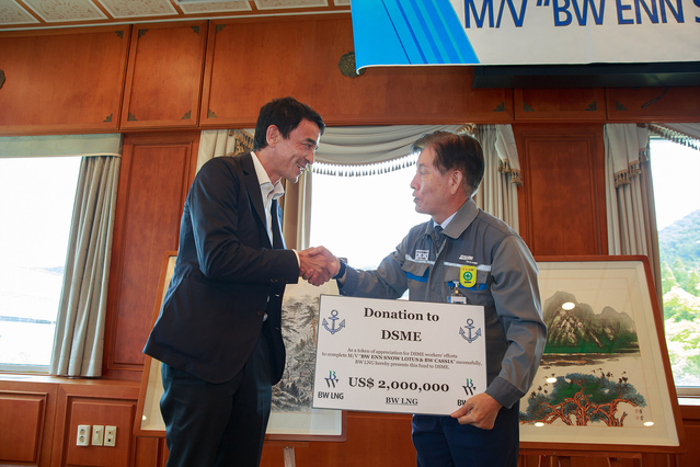 ▲ (왼쪽부터)안드레아스 소멘 파오 회장(왼쪽)이 대우조선해양 박두선 사장에게 지난 10일 거제 옥포조선소에서 열린 LNG운반선 명명식에서 특별보너스를 전달하고 있다. ⓒ대우조선해양