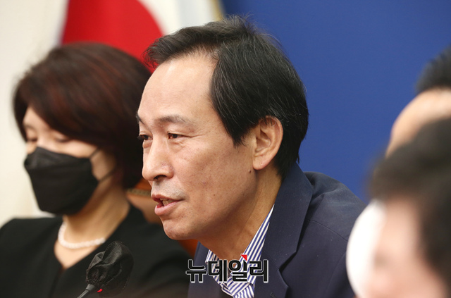▲ 우상호 더불어민주당 비상대책위원장이 17일 오전 국회에서 열린 비상대책위원회의에서 발언을 하고 있다.ⓒ이종현 기자