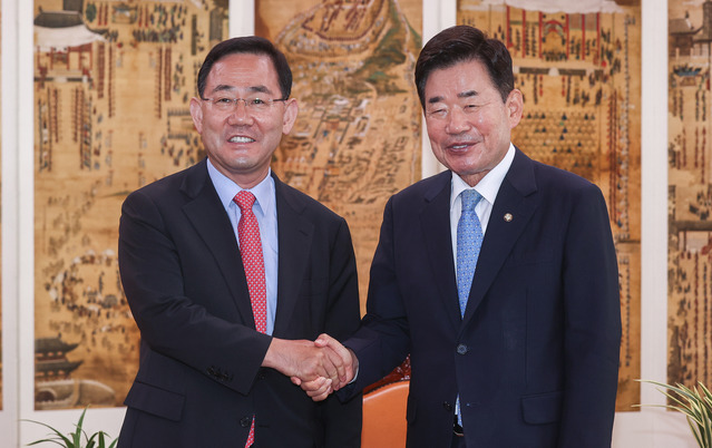 ▲ 주호영 국민의힘 비상대책위원장이 17일 오전 11시 국회의장실에서 김진표 국회의장을 예방해 기념촬영을 하고 있다.ⓒ뉴시스(공동취재사진)