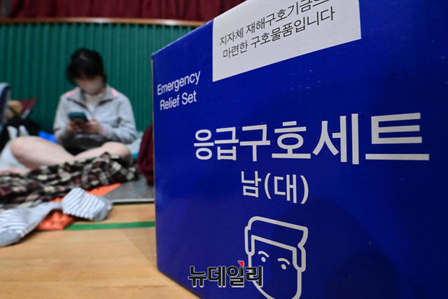 ▲ 지난 9일 수도권 전역에 내린 집중호우로 침수 피해를 입은 시민들이 서울 동작중학교에 마련된 이재민 대피소에서 휴식을 취하고 있다.
ⓒ강민석 기자