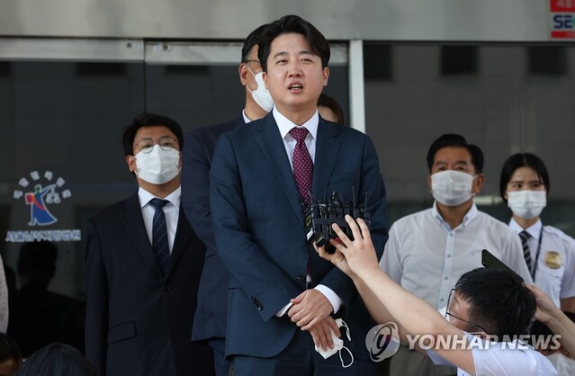 ▲ 국민의힘 이준석 전 대표가 17일 오후 서울남부지법에서 당 비상대책위원회 효력을 정지해달라며 낸 가처분 신청 사건의 심문을 마친 뒤 취재진의 질문에 답변하고 있다. ⓒ연합뉴스