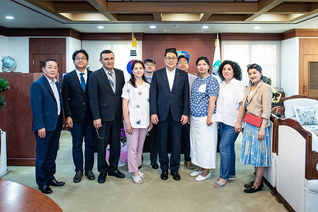 ▲ 지난 7월 29일 우즈베키스탄 타슈켄트소아의과대학 의사 2명, 8월 4일 우즈베키스탄 부하라국립의과대학, 타슈켄트국립의과대학, 타슈켄트소아의과대학 교수(의사) 3명이 한의학 임상연수를 위해 대구한의대학교(총장 변창훈)를 방문했다.ⓒ대구한의대