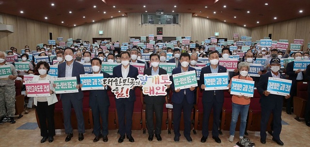 ▲ 김태흠 충남도지사가 17일 시군 순방 두번째로 태안군을 방문,  ‘환황해 시대, 새로운 번영과 성장의 발판’으로 조성하겠다고 약속했다.ⓒ충남도