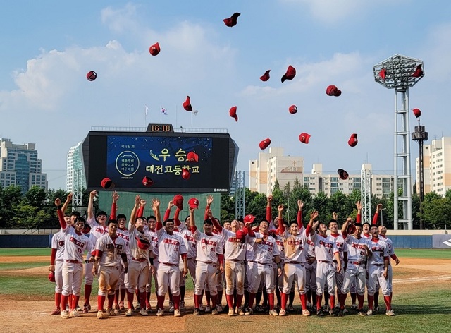 ▲ 대전고등학교 야구부가 17일 ‘제56회 대통령배 전국고교야구대회’에서 28년만에 우승했다. 선수들이 모자를 하늘 높이 날리며 우승을 만끽하고 있다.ⓒ대전시교육청