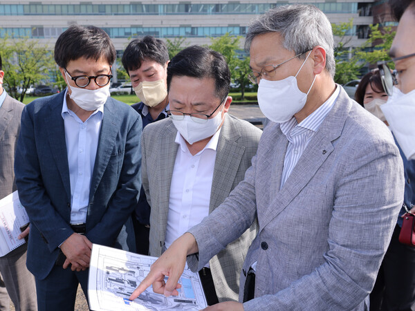 ▲ 이장우 대전시장이 17일 카이스트 창업 유휴부지를 찾아 관련 사업현황을 점검하고 있다ⓒ대전시