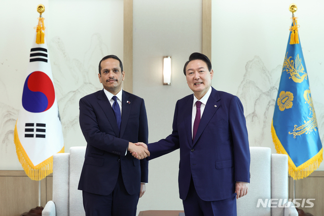 ▲ 윤석열 대통령이 18일 오전 서울 용산 대통령실 청사에서 모하메드 빈 압둘라흐만 빈 자심 알 싸니 카타르 부총리 겸 외교장관과 악수하고 있다.ⓒ뉴시스(사진=대통령실)