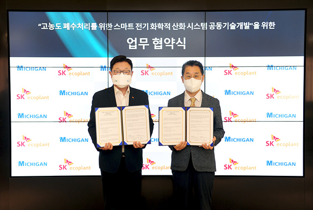 ▲ 김병권 SK에코플랜트 에코랩센터 대표(왼쪽)와 이병호 미시간기술 대표가 업무협약 체결 뒤 기념촬영을 하고 있다.ⓒSK에코플랜트