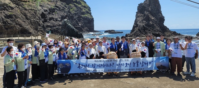 ▲ 제주해녀들이 광복절 77주년을 맞아 18일 독도를 찾는 의미있는 행사를 했다.ⓒ경북도