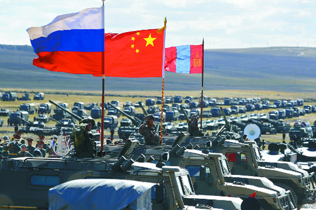 ▲ 2018년 9월 '보스토크' 훈련 당시 러시아군과 중국군, 몽골군 부대가 나란히 도열해 있다. ⓒ뉴시스 AP. 무단전재 및 재배포 금지.