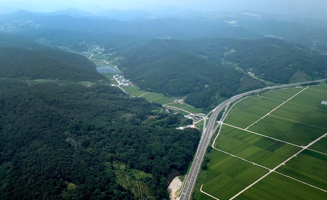 ▲ 대구경북신공항의 밑그림이 공개되면서 경북도가 대구경북신공항 기본계획 후속 조치에 착수했다. 사진은 신공항 부지 전경.ⓒ경북도