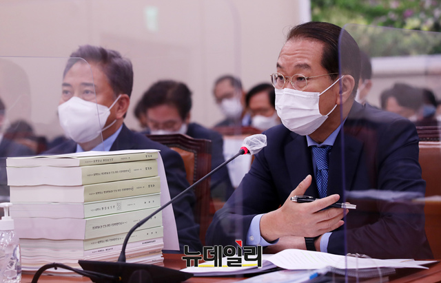 ▲ 권영세 통일부 장관이 18일 오전 국회에서 열린 외교통일위원회 전체회의에서 질의에 답변하고 있다. ⓒ이종현 기자(사진=공동취재단)