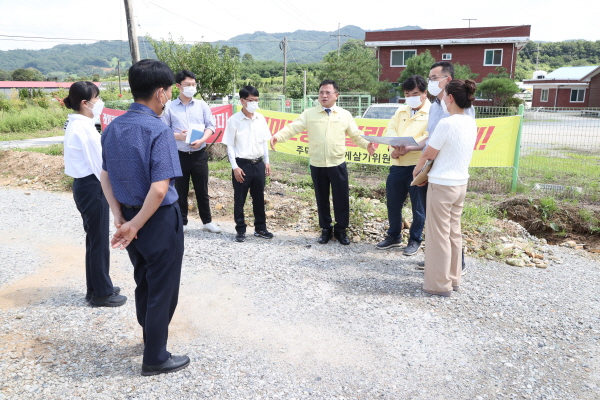 ▲ 박해수 충주시의회 의장이 18일 레미콘공장 신설 민원현장인 주덕을 방문해 주민의견을 청취했다.ⓒ충주시의회