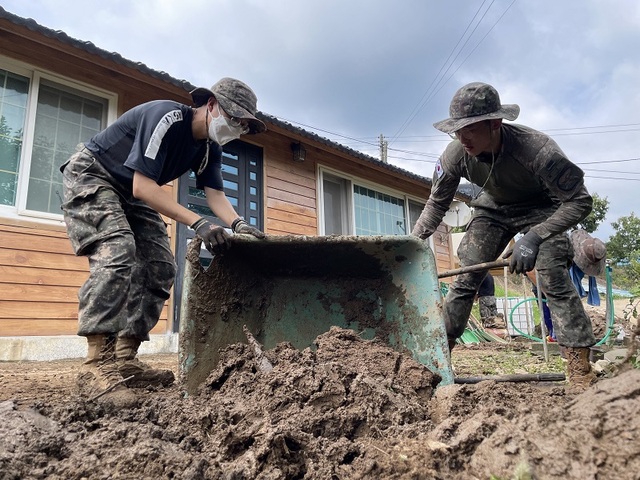 ▲ 육군 23사단 기동대대 장병들이 18일 집중호우로 큰 피해를 본 충남 부여지역 수해 현장에서 복구작업을 하고 있다.ⓒ32사단