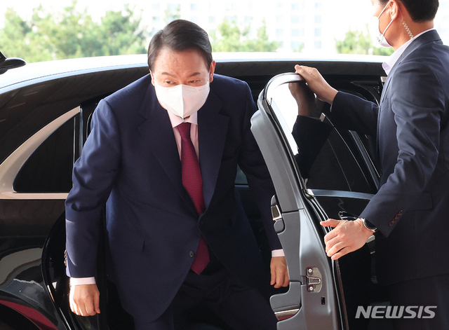 ▲ 윤석열 대통령이 18일 서울 용산 대통령실 청사로 출근하고 있다. ⓒ뉴시스