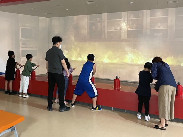 ▲ 지역아동센터 아동들이 의성안전체험관에서 재난·안전체험을 실시하고 있다.ⓒ경북관광공사