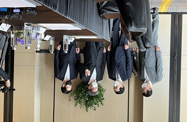 ▲ 19일 포시즌스호텔에서 열린 조선3사 CEO 간담회에서 참석자들과 대화를 나누고 있다. 왼쪽부터 정진택 삼성중공업 대표, 이창양 장관, 가삼현 한국조선해양 대표, 박두선 대우조선해양 대표.ⓒ김보배 기자