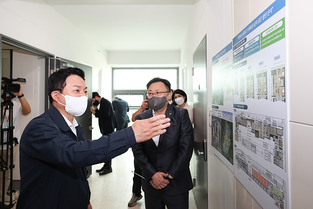 ▲ 원희룡 국토교통부 장관(왼쪽)이 지난 18일 서울 중랑구의 한 공공임대주택 단지에서 층간소음 관련 현장점검을 하고 있다.ⓒ국토교통부