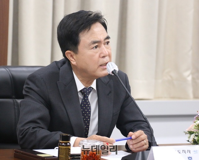 ▲ 김태흠 충남지사가 19일 오전 논산시청 상황실에서 기자간담회를 하고 있다.ⓒ이길표 기자