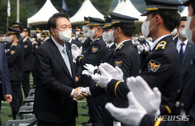▲ 윤석열 대통령이 19일 충북 충주 중앙경찰학교 대운동장에서 열린 중앙경찰학교 310기 졸업식에서 신임 경찰들을 격려하고 있다. ⓒ뉴시스