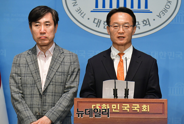 ▲ 조해진·하태경 국민의힘 의원이 4일 오전 국회 소통관에서 국민의힘 당헌개정 관련 기자회견을 하고 있다.ⓒ이종현 기자
