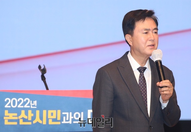 ▲ 김태흠 충남도지사가 19일 오전 논산아트센터에서 시민과 대화를 나누고 있다.ⓒ이길표 기자