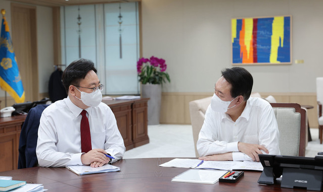 ▲ 윤석열 대통령이 19일 오후 서울 용산 대통령실 청사에서 조규홍 보건복지부 제1차관으로부터 업무보고를 받고 있다.ⓒ뉴시스(사진=대통령실 제공)