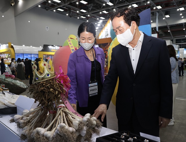 ▲ 김주수 군수(오른쪽)가 대구 EXCO에서 열리는 ‘2022 명품대구경북박람회’를 방문했다.ⓒ의성군