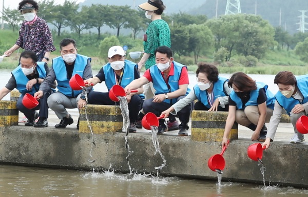 ▲ 대전 서구는 지난 20일 정림동 갑천 둔치에서 수질환경과 토종어류 보존을 위해 '토종물고기 치어 방류' 행사를 개최했다.ⓒ대전 서구