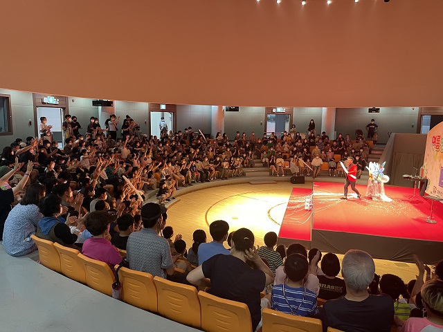 ▲ 연휴기간 관광객들이 유교랜드행사를 관람하고 있다.ⓒ경북관광공사