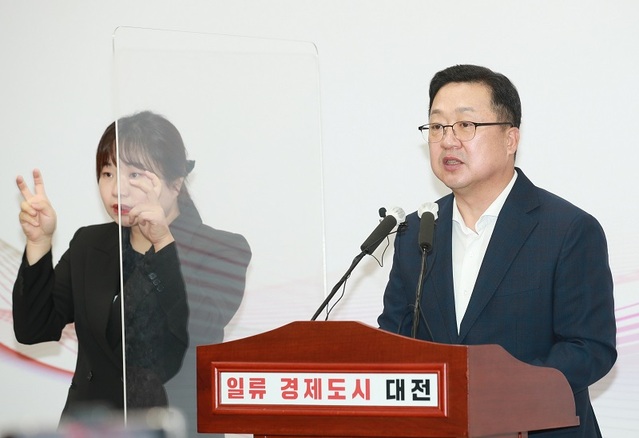 ▲ 이장우 대전시장은 지난 21일 시청에서 긴급 브리핑을 열어 방위사업청 이전과 관련, “윤석열 대통령이 전화 통화를 통해 방사청 이전비증액과 조기 이전 지원을 약속받았다”고 밝하고 있다.ⓒ대전시