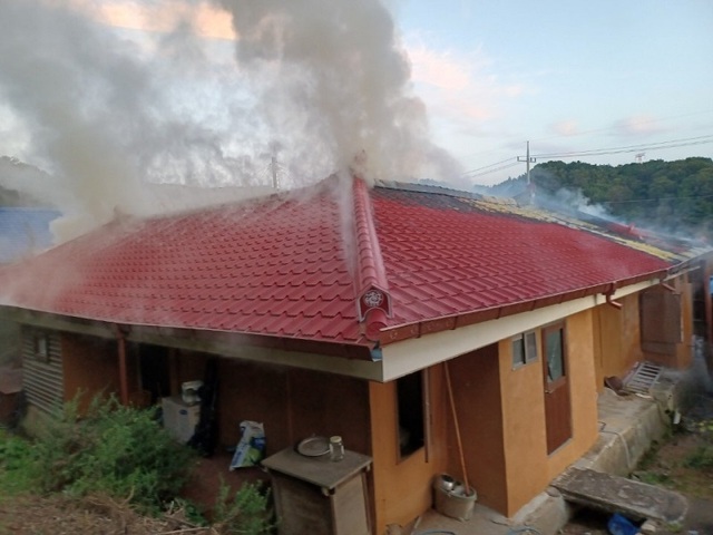 ▲ 21일 오후 6시 52분쯤 세종시 전의면  한 단독주택에서 불이 나 소방대원들이 진화작업을 하고 있다.ⓒ세종소방본부