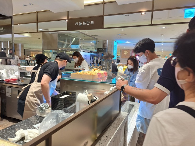 ▲ 주문 대기와 테이크아웃 대기를 구분해 줄이 과도하게 늘어지지 않도록 개선했다ⓒ조현우 기자