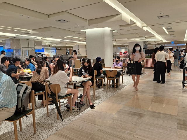 ▲ 이날(19일) 중앙취식홀이 만석이 될 정도로 많은 고객들이 방문했지만 이동 불편함은 극히 드물었다ⓒ조현우 기자