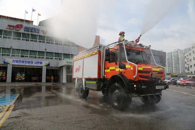 ▲ 충남소방본부가 지난 18일 열린 최종 시연회에서 산불전문진화차가 물줄기를 뿜어내는 모습.ⓒ충남소방본부