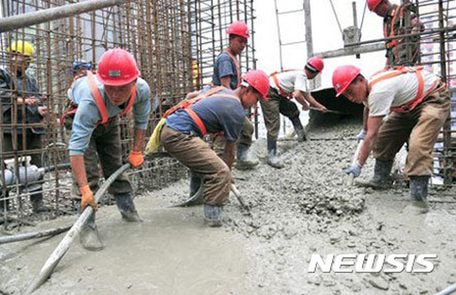 ▲ 코로나 대유행 이전 러시아 극동지역에서 일하는 북한 근로자들. ⓒ뉴시스. 무단전재 및 재배포 금지.