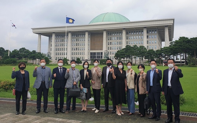 ▲ 세종시의회 의원들이 22일부터 26일까지 국회사무처 주관으로 열리는 ‘2022년 지방의회 의원연수’에 앞서 국회 앞에서 기념촬영을 하고 있다.ⓒ세종시의회
