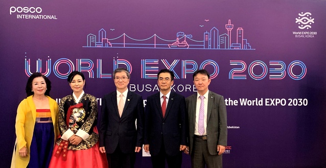 ▲ 공연 당일 포스터 앞에서의 단체사진. 왼쪽부터 김영미 솔오페라단 예술총감독,이소영 단장, 김희상 한국대사, 조승현 포스코인터내셔널 우즈벡면방법인장, 홍승표 실장.ⓒ포스코인터내셔널