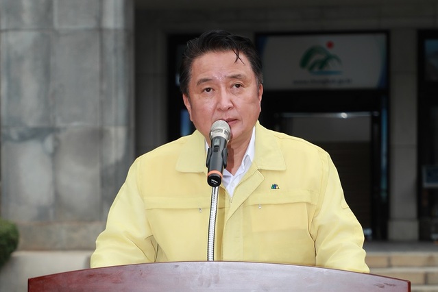 ▲ 김영환 충북도지사가 22일 도청에서 을지훈련과 관련해 비상소집된 직원들에게 인사말을 하고 있다.ⓒ충북도