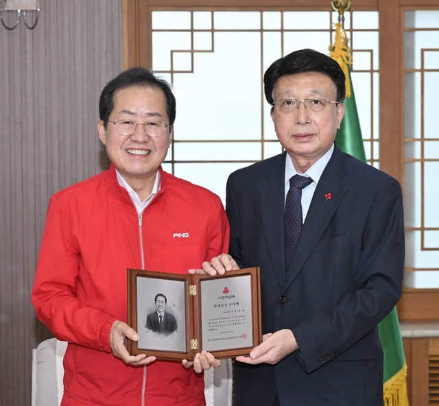 ▲ 홍준표 대구시장은 이재호 ㈜한미인더스 대표이사의 206호 아너소사이어티 가입을 축하하고 대구사회복지공동모금회의 추석명절 저소득주민 지원금(8억 6천만원) 전달식에 함께 하면서 나눔문화 확산을 위한 실천 의지를 보였다.ⓒ대구시