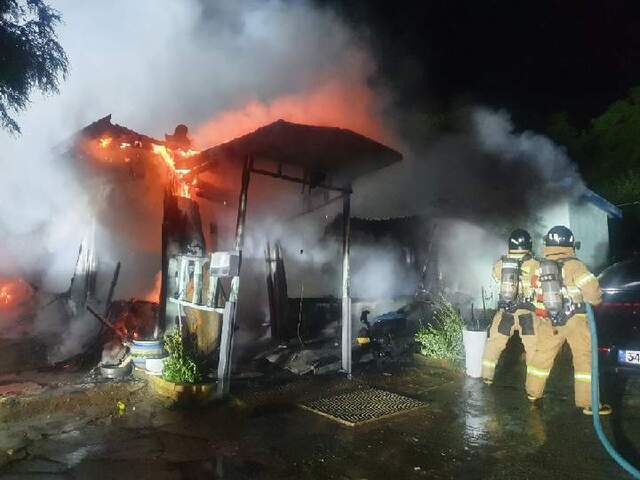 ▲ 23일 오전 3시 43분쯤 세종시 전의면 한 단독주택 1층에서 불이 나 소방대원들이 진화작업을 벌이고 있다.ⓒ세종소방본부